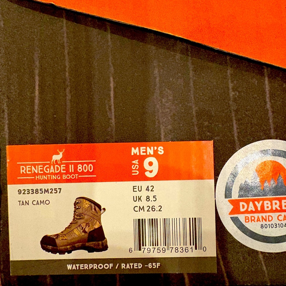 Brand New in the box Men’s Waterproof, Insulated Camo Hunting boots.